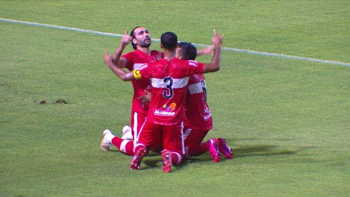 Léo Gamalho se tornou o maior artilheiro da história do CRB na Copa do