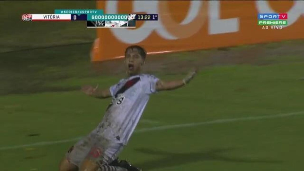 Lisca celebra triunfo no gramado castigado do Barradão Vitória a