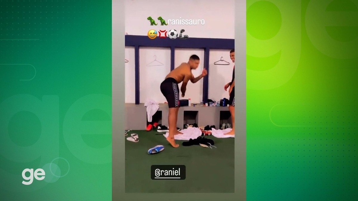 Anderson Conceição flagra dança de Raniel no vestiário do Vasco após