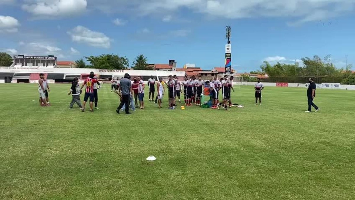 Fogos De Artif Cio Torcedores Do Ferrovi Rio Invadem Treino E