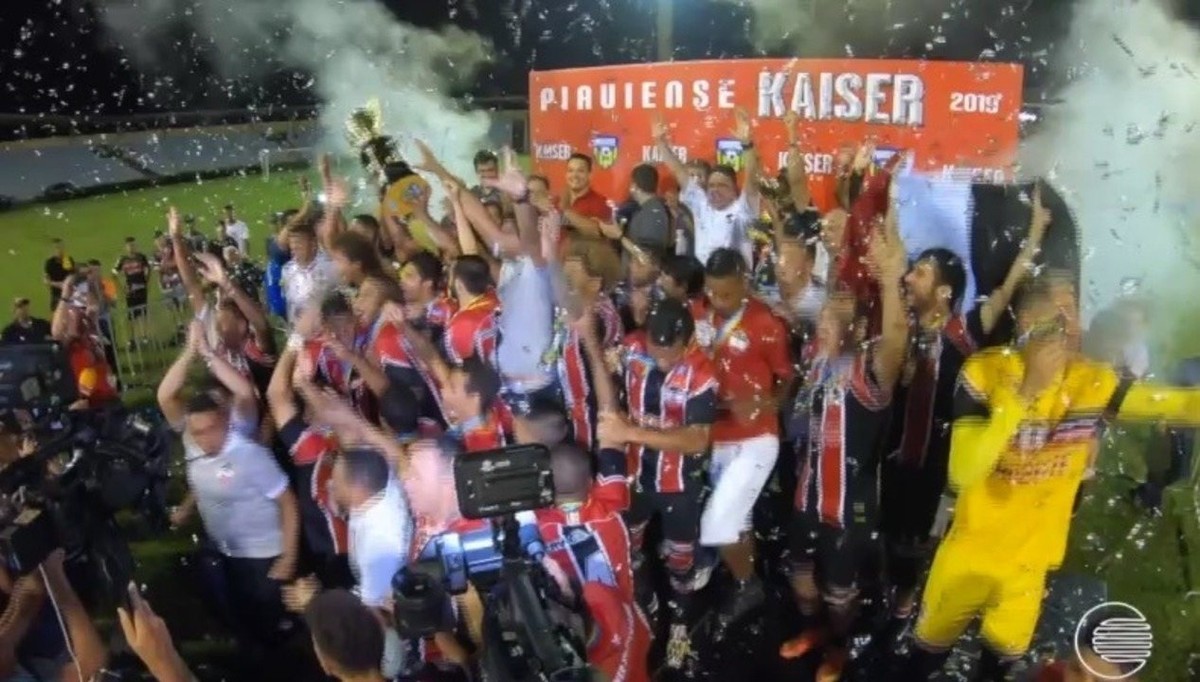 Galo Torcedor P O De Jacar E Torcida Invade Campo As Curiosidades Da