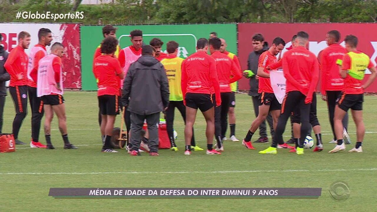 Bruno Fuchs e Roberto formam 10ª zaga no ano e reduzem média de idade