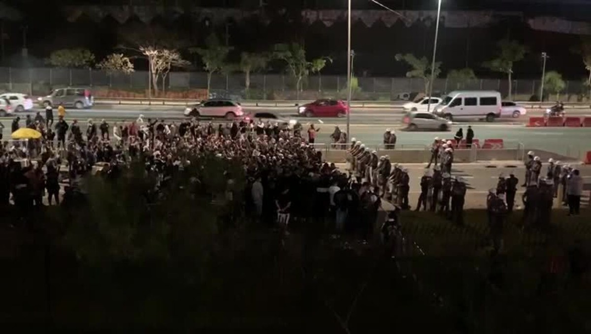 Torcida do Corinthians protesta após derrota para o Palmeiras Quarta