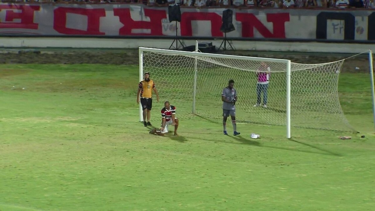 Torcedor Do Santa Cruz Invade Campo Para Ensinar Goleiro A Defender