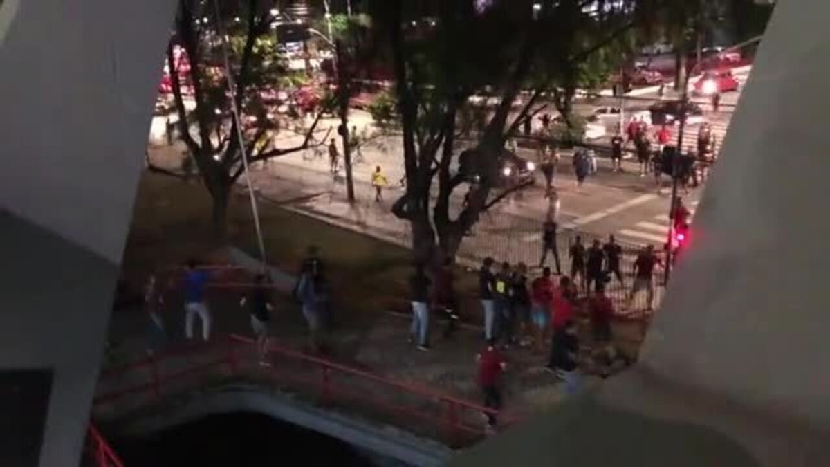 Torcedores do Sport brigam na frente da Ilha do Retiro às vésperas de