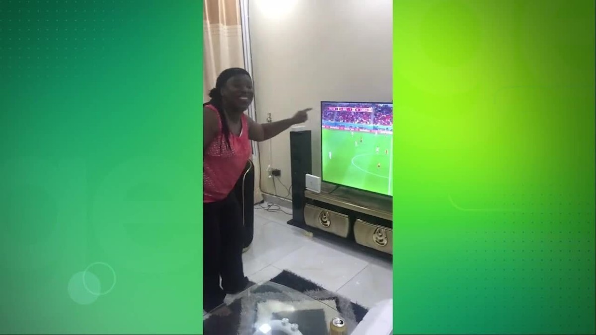 Mãe de jogador canadense enlouquece ao ver filho pela TV na Copa do