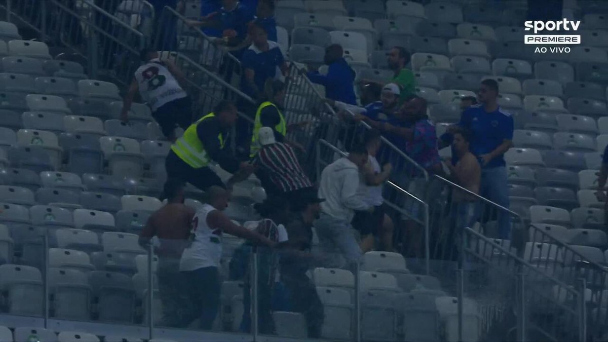 Cruzeiro X Fluminense Antes De A Bola Rolar Torcedores Brigam Dentro