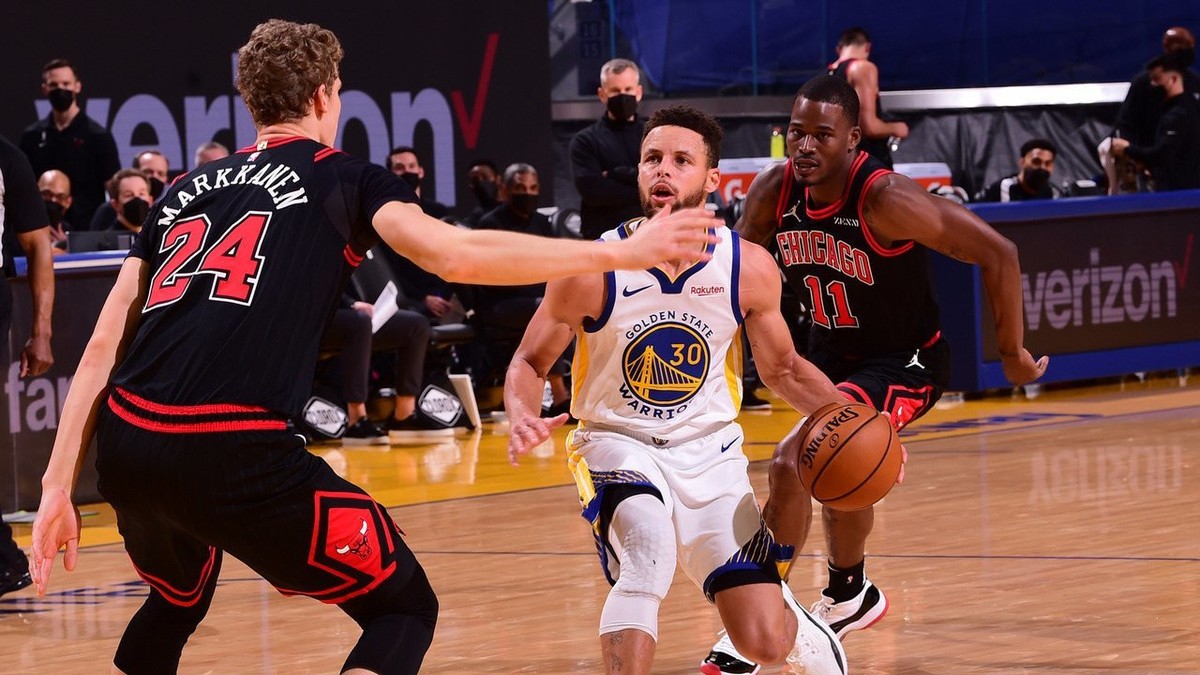 Curry volta põe o jogo no bolso e Warriors acabam jejum ao