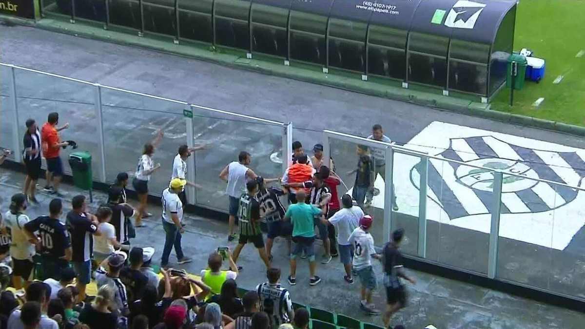 Torcedor do Figueirense invade o campo para bater em Bruno Silva após