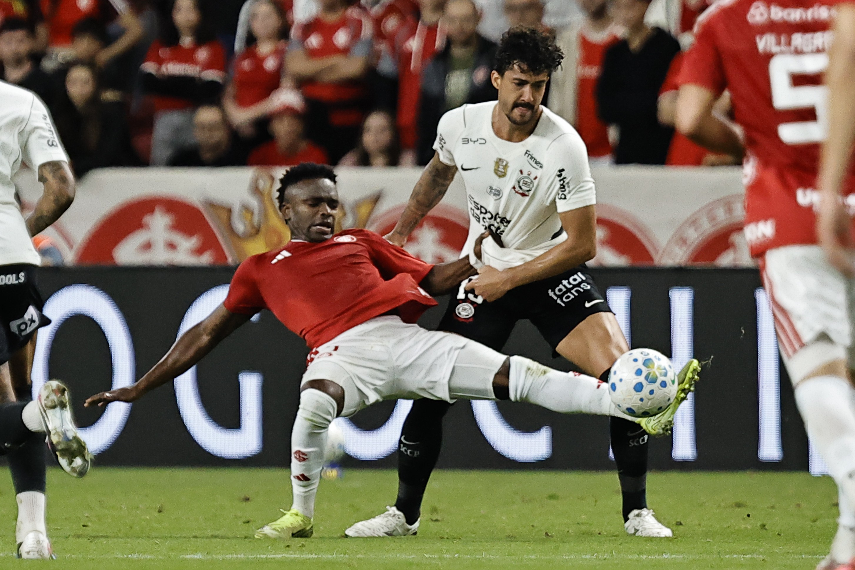 Diniz Intensifica Tática Ofensiva e Deixa Corinthians em Situação Delicada para o Jogo de Volta Contra o Inter