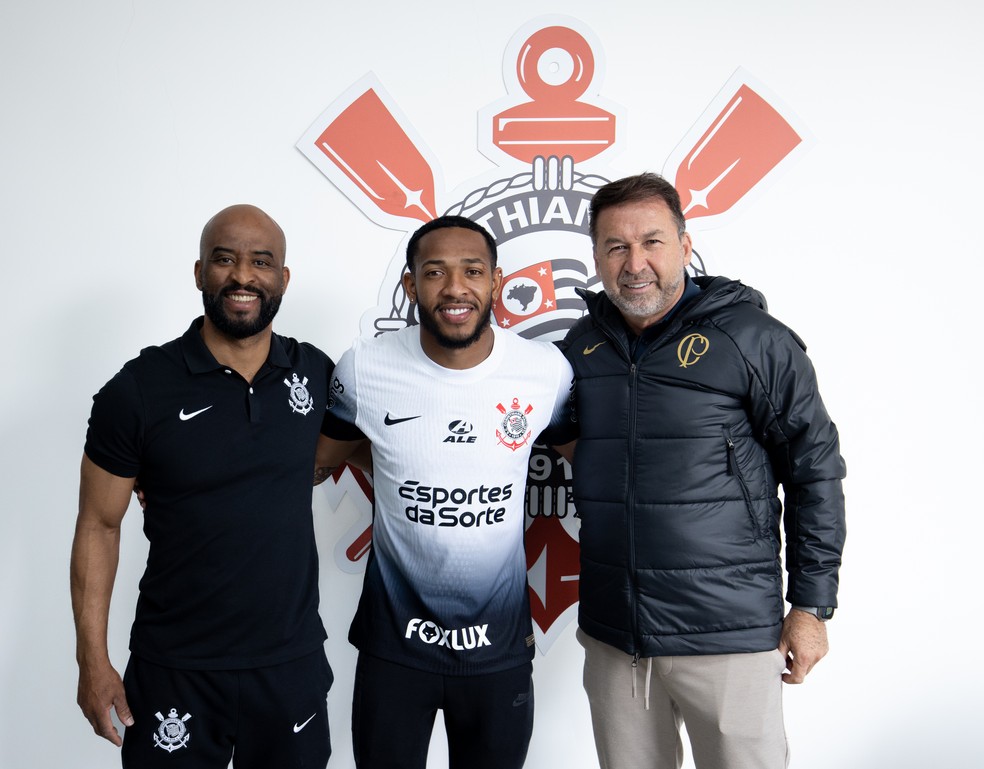 José Martínez entre Fabinho Soldado e e Augusto Melo, dirigentes do Corinthians — Foto: Rodrigo Coca / Ag.Corinthians