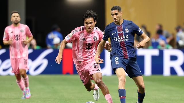 Hakimi e Telasco Segovia disputam bola em PSG x Inter Miami