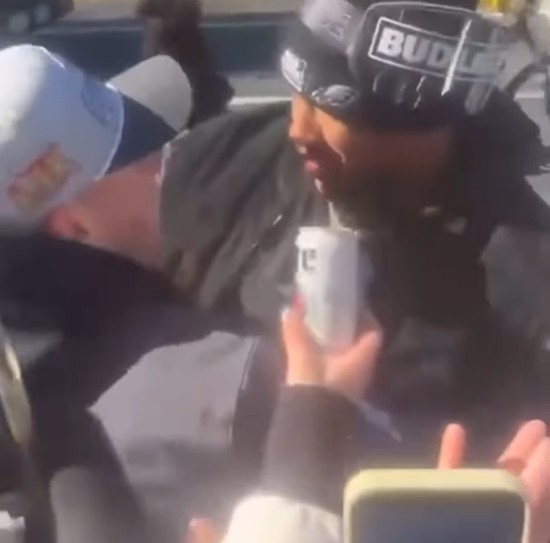 Barkley puxa gandula para desfile de comemoração dos Eagles