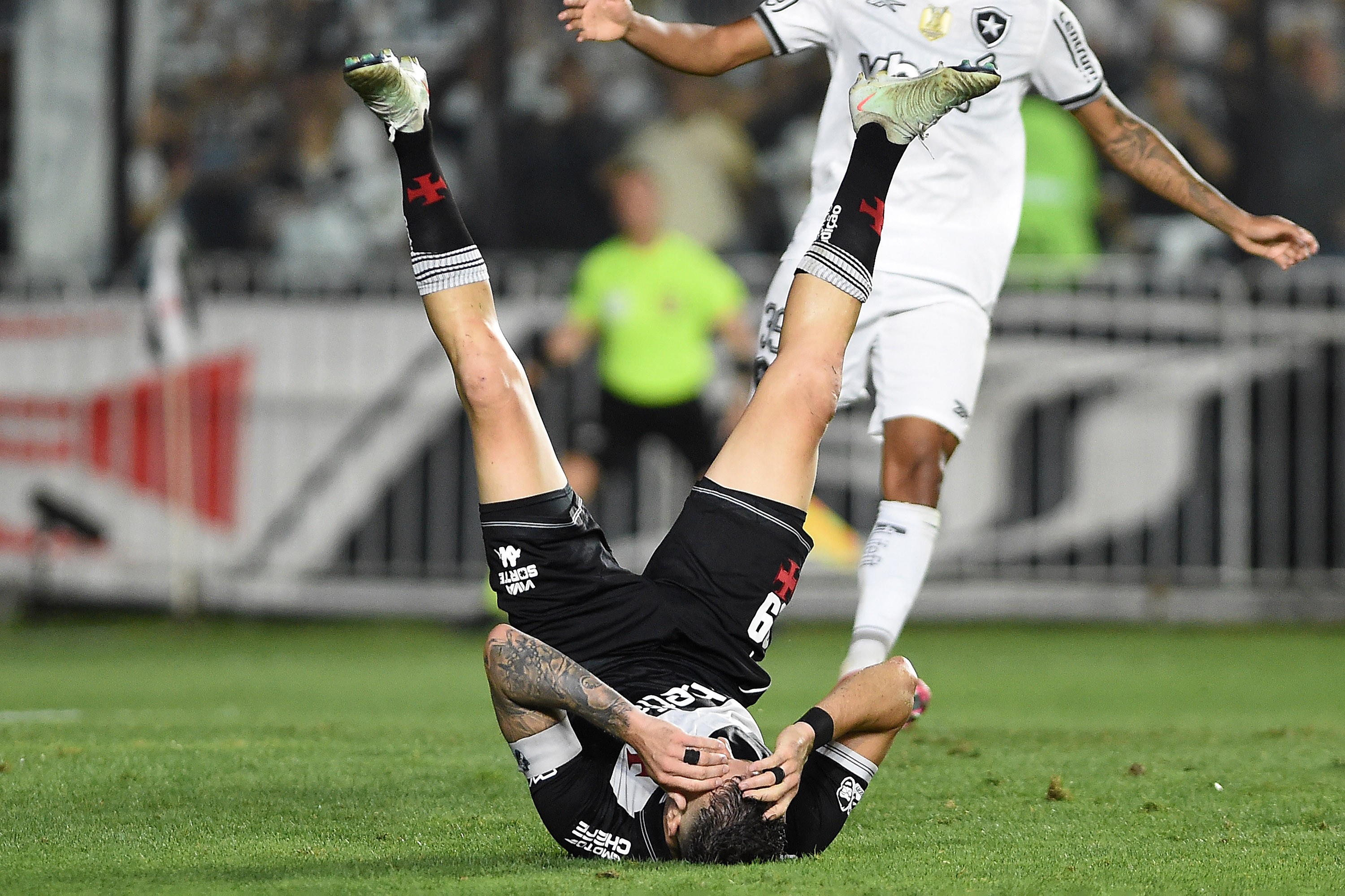 Vasco cria mais em clássico de empate e reviravoltas