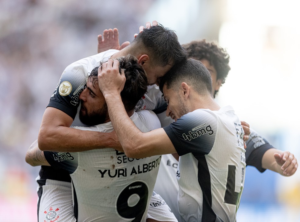 Romero e Yuri Alberto comemoram gol do Corinthians contra o Bahia