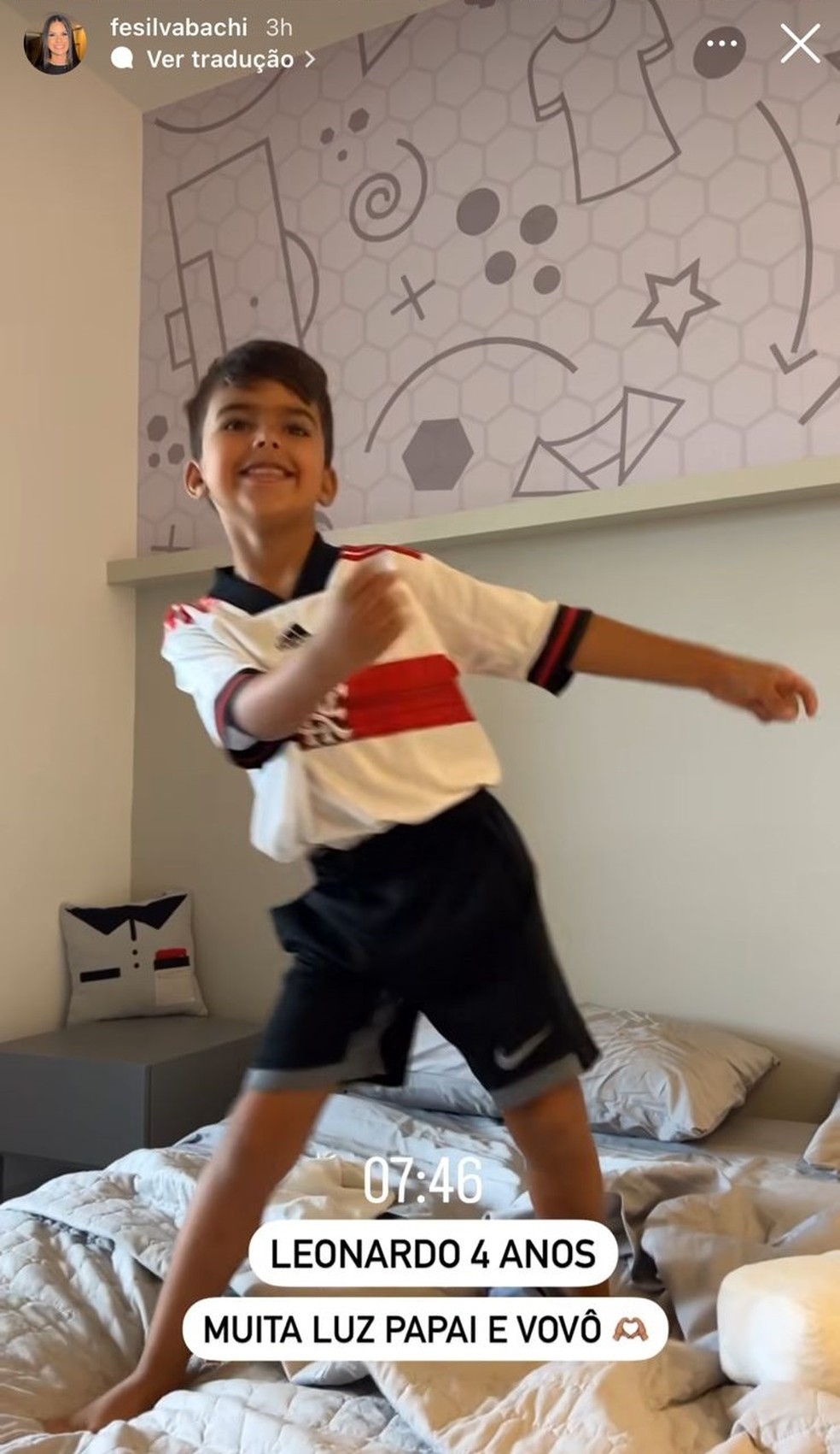 Leonardo, filho de Matheus Bachi e neto de Tite, dança com o hino do Flamengo ao fundo — Foto: Reprodução
