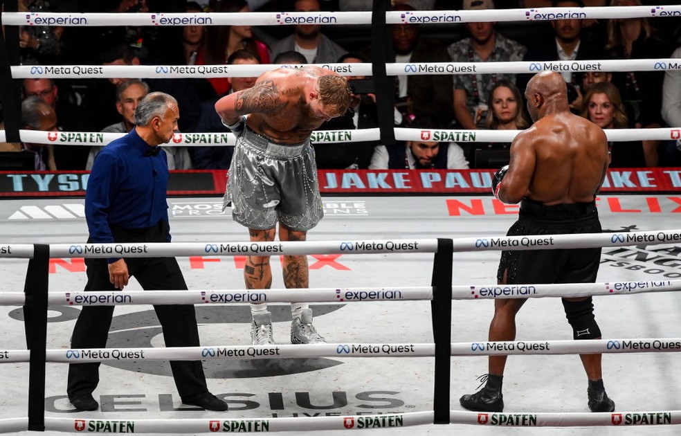 Jake Paul reverencia Mike Tyson nos segundos finais da luta — Foto: Getty Images