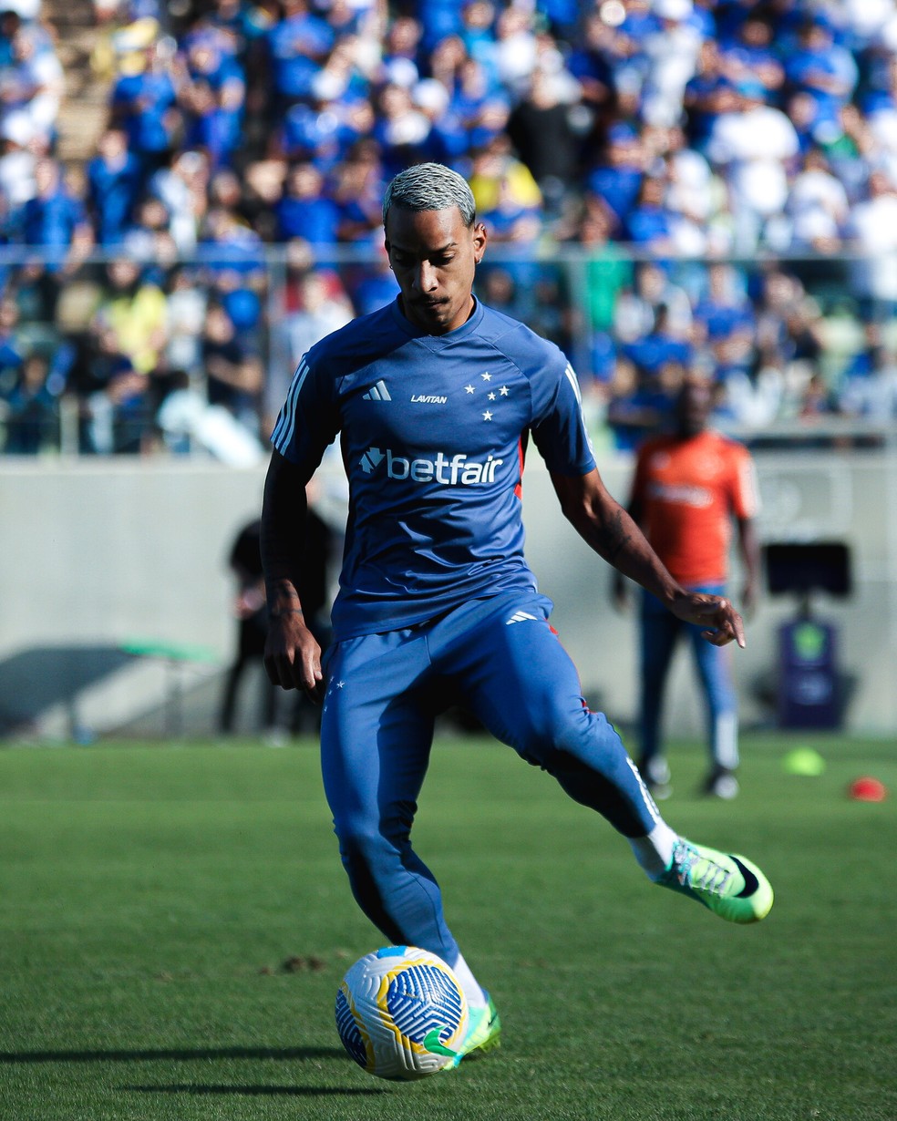 Matheus Pereira aquece de calça no Cruzeiro — Foto: Gustavo Aleixo/Cruzeiro