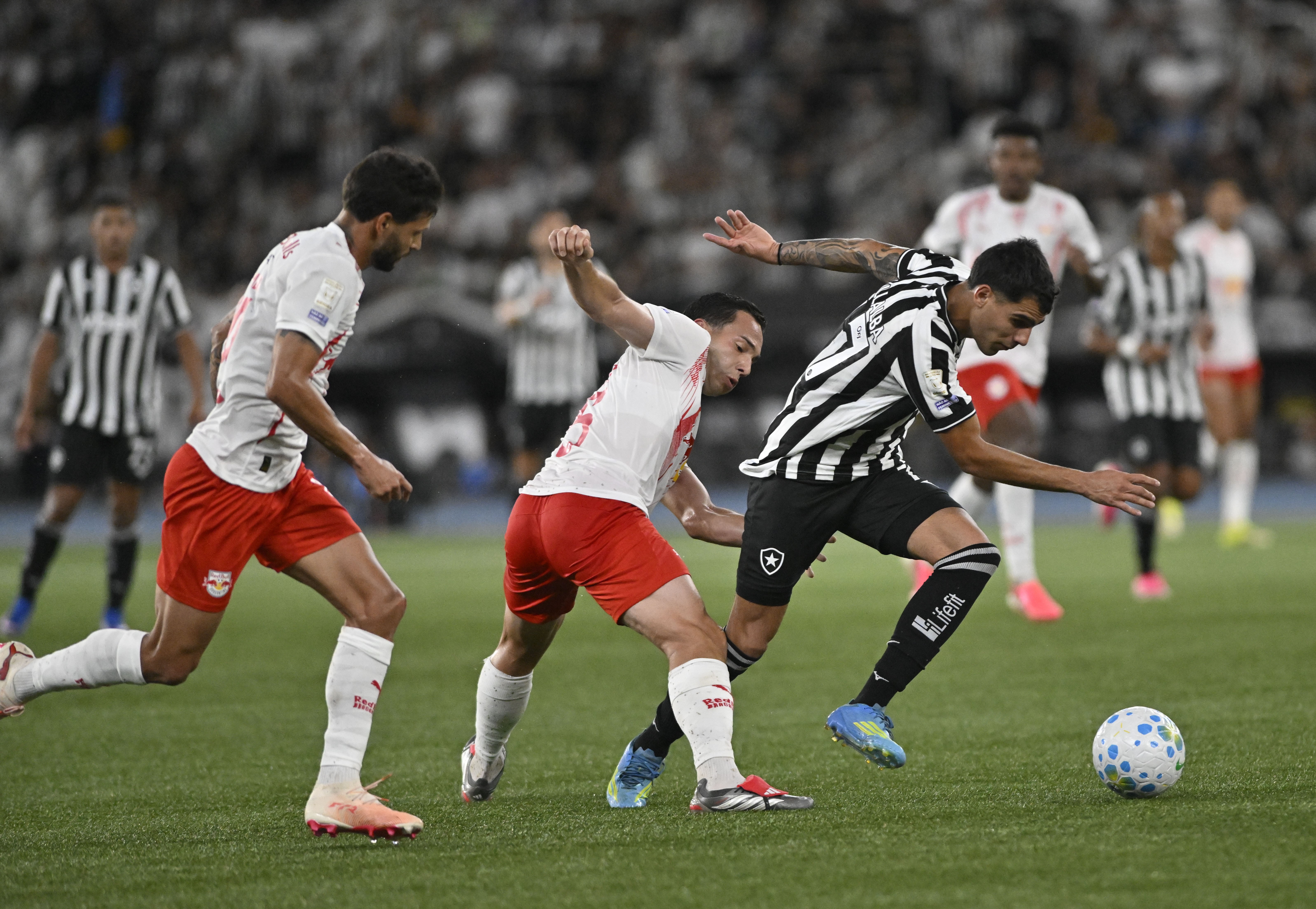Análise: Botafogo precisa ligar alerta para minimizar riscos e evitar catástrofe em 2026