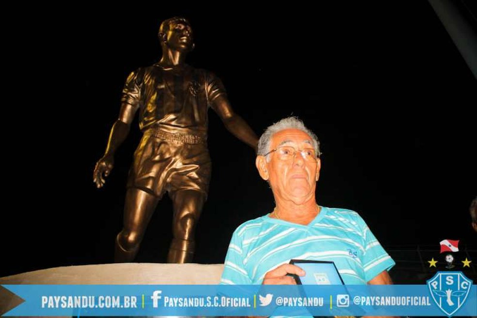 Quarentinha ao lado de sua estátua, na Curuzu — Foto: Ascom Paysandu