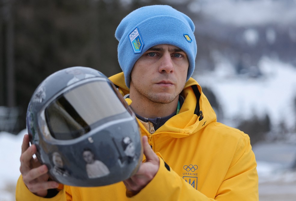 Ucraniano mostra capacete com homenagem após desclassificação — Foto: REUTERS/Athit Perawongmetha