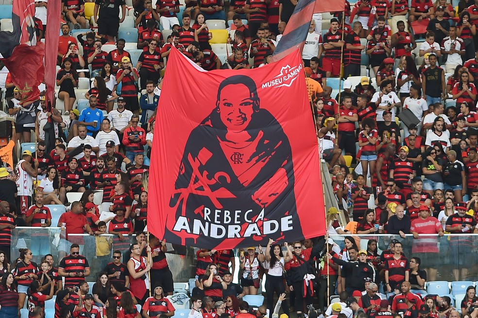 Torcida do Flamengo homenageia Rebeca Andrade — Foto: Alexandre Durão