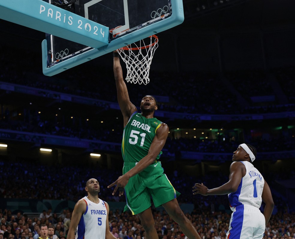 Bruno Caboclo faz a cesta para o Brasil no jogo contra a França - basquete masculino — Foto: REUTERS/Evelyn Hockstein