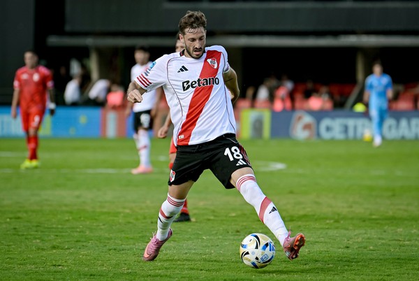 Craque voltando? Pressionado no River Plate, Matías Viña vira pauta nos bastidores do Flamengo.