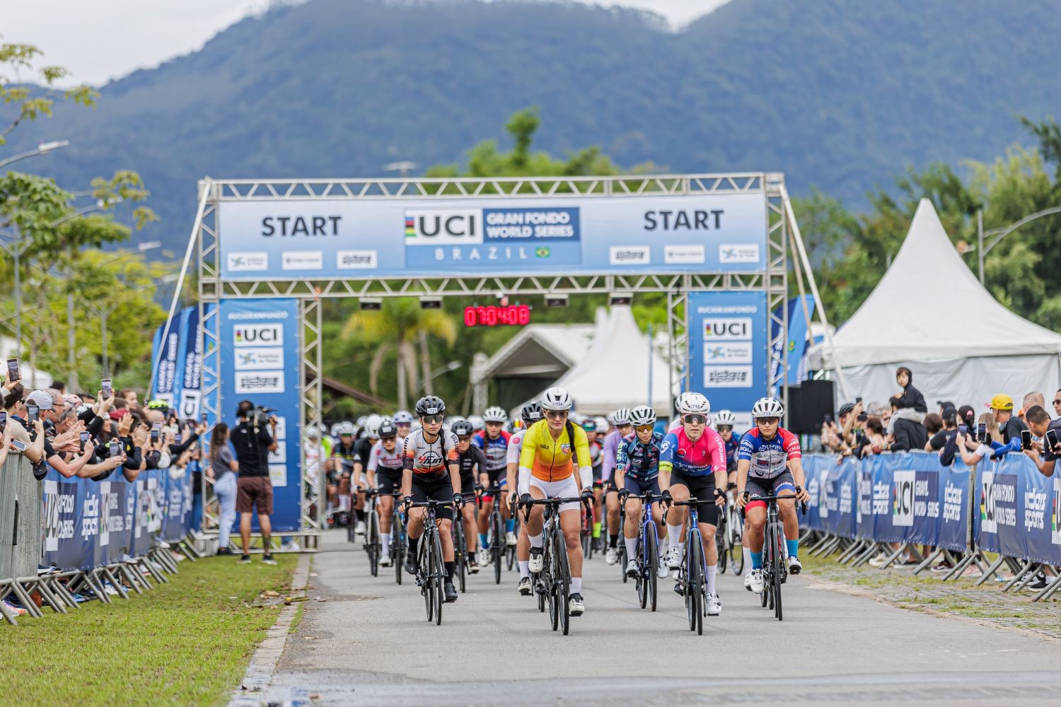 Foto de ciclistas em uma estrada de asfalto durante uma competição de ciclismo