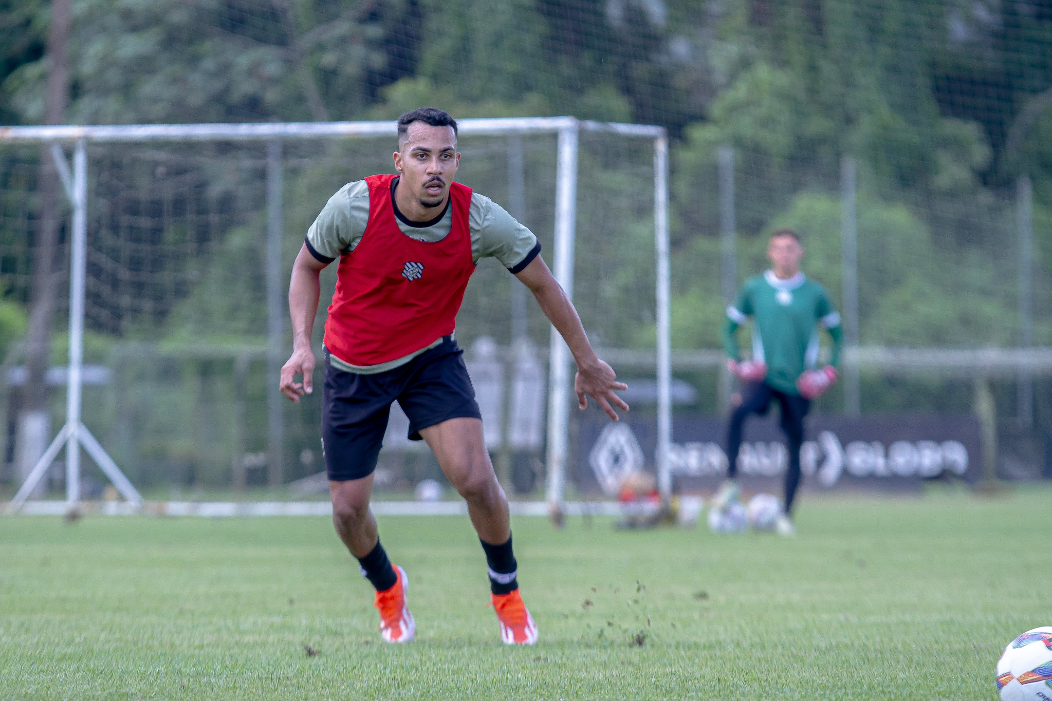 Breno tem lesão no joelho e desfalca Figueirense