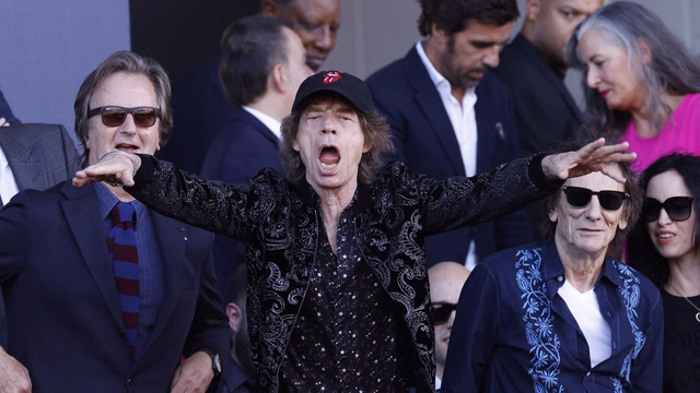 Mick Jagger e Ronnie Wood (&agrave; direita) na arquibancada do Ol&iacute;mpico de Montjuic no Barcelona x Real Madrid
