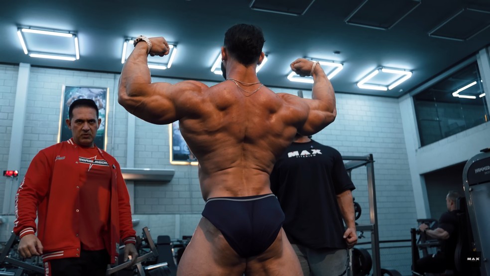 Duplo bíceps de costas de Ramon Dino durante treino de pose — Foto: Reprodução/YouTube