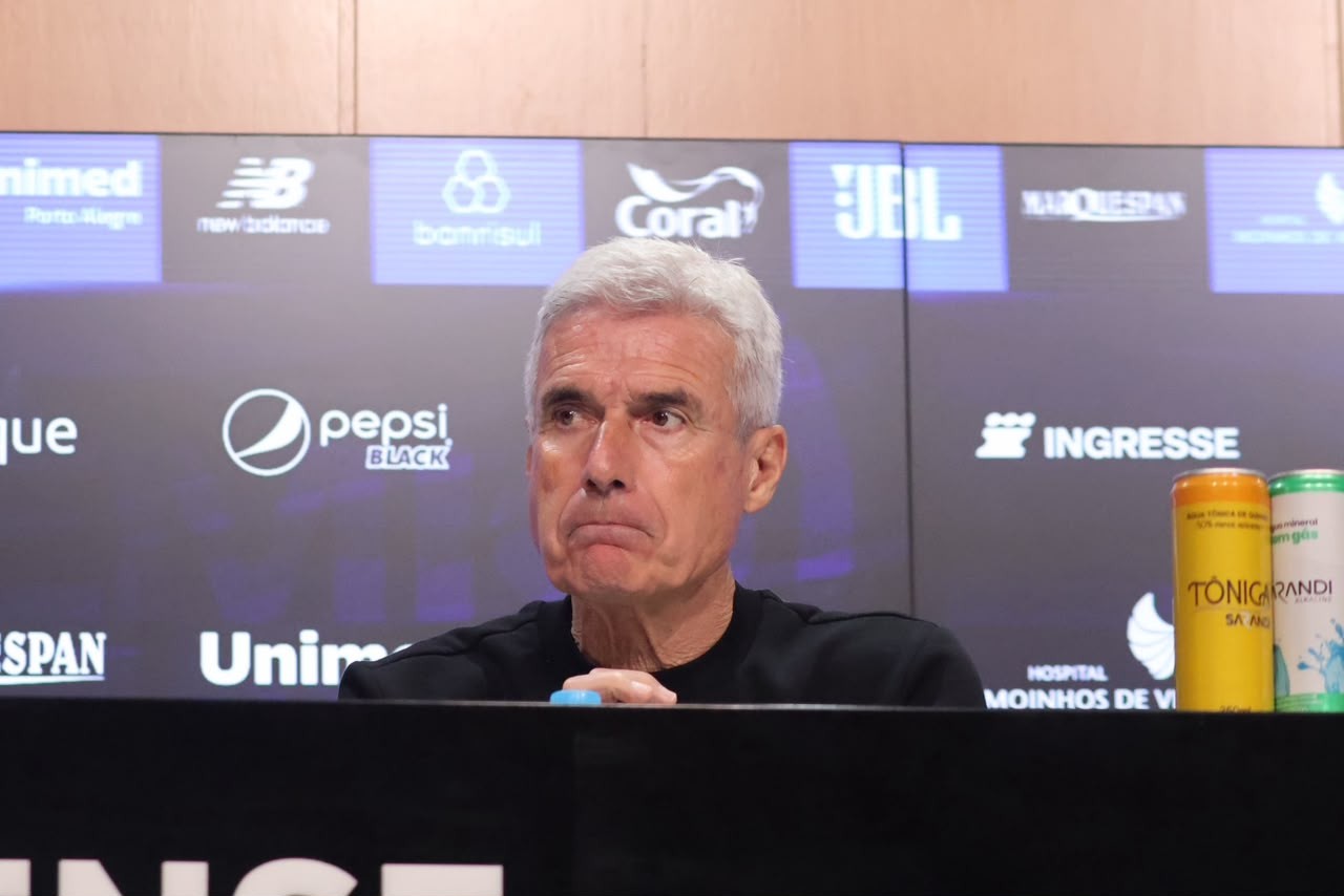 Luís Castro se irrita em coletiva em derrota do Grêmio: "Sei que o que vende é sangue"