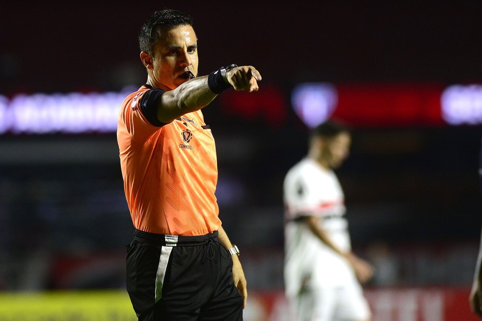 Piero Maza, rbitro chileno de So Paulo x Talleres na Libertadores  Foto: Marcos Ribolli