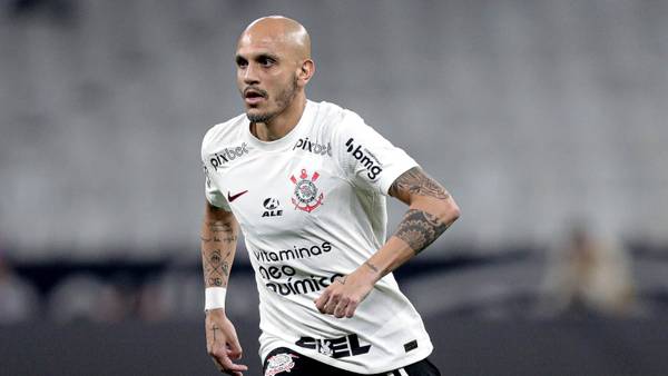 Fábio Santos chega a 30 gols pelo Corinthians e alcança top-100 da história; compare