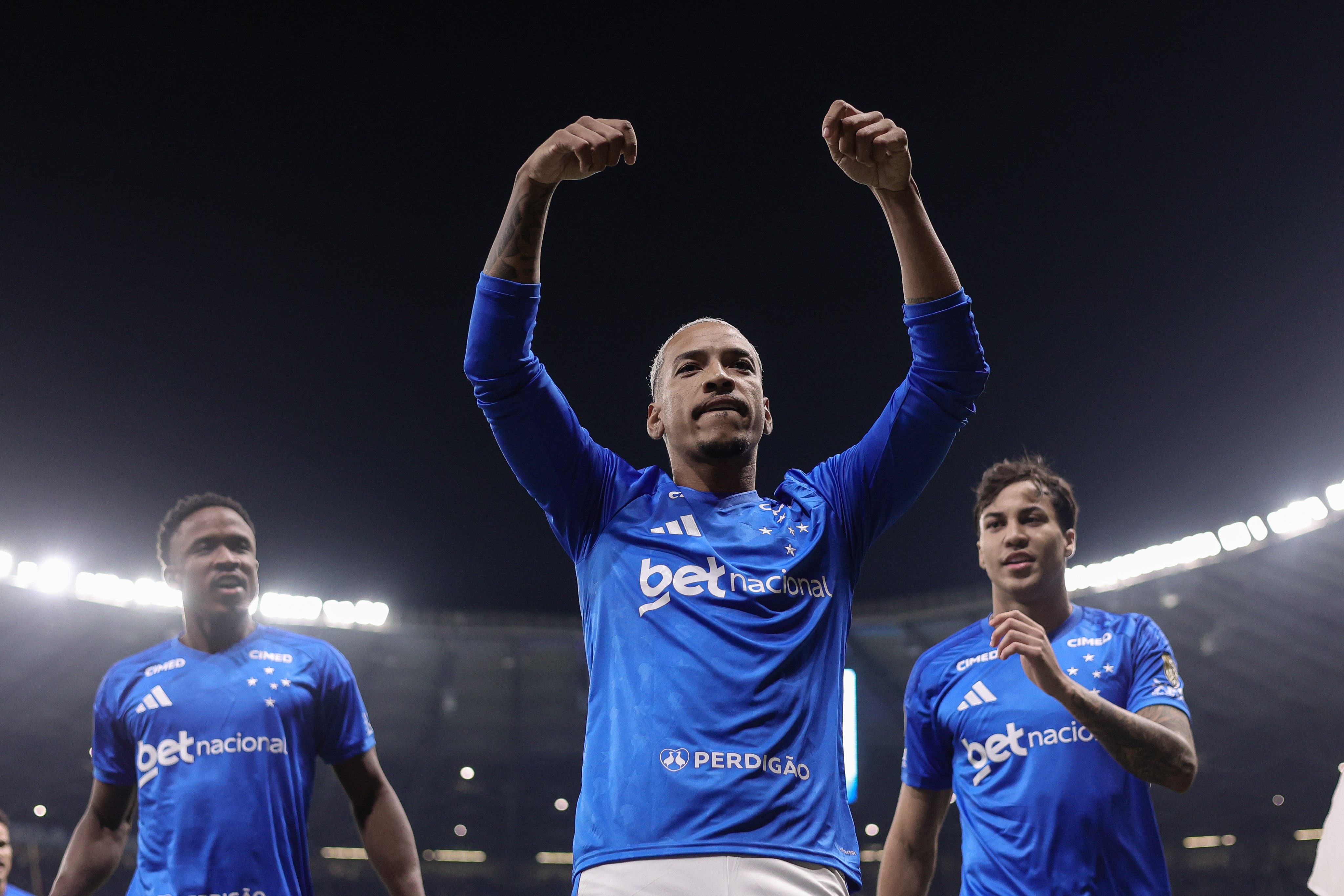 Cruzeiro aplaina caminho para as oitavas com goleada de 4 a 0 sobre o Barcelona e exibe potencial renovado