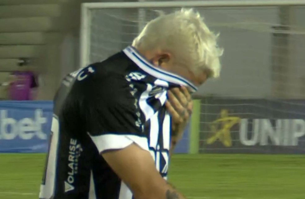 Após a expulsão contra o Botafogo-PB, Dione saiu de campo chorando — Foto: Reprodução/TV Cabo Branco