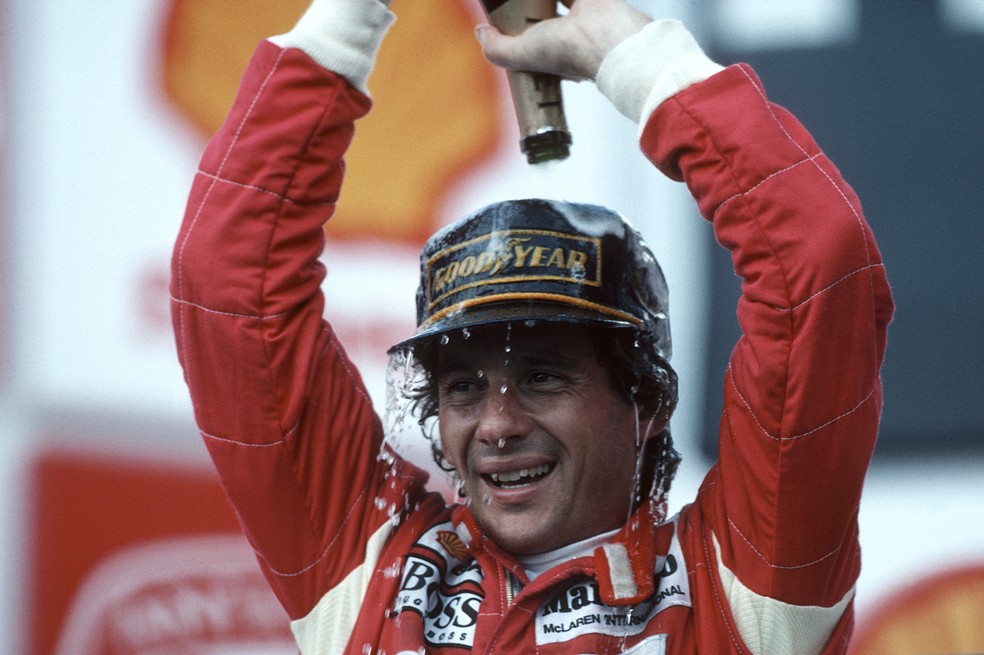 Ayrton Senna comemora a vitória no GP do Brasil de 1993 — Foto: Getty Images