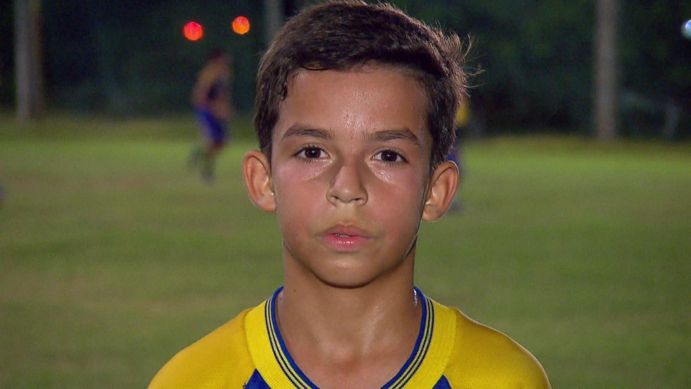 Lorenzo Vieira, 11 anos, aluno da escolinha de Nildo que sonha em suceder Tiquinho Soares — Foto: Jota Júnior