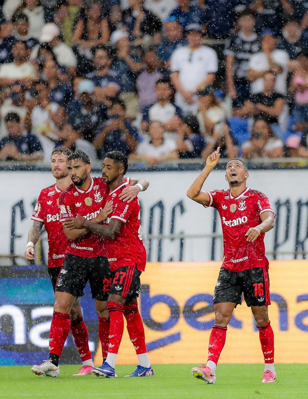 Jogadores do Flamengo comemoram vit�ria por 1 a 0 sobre o Remo � Foto: Gilvan de Souza / Flamengo
