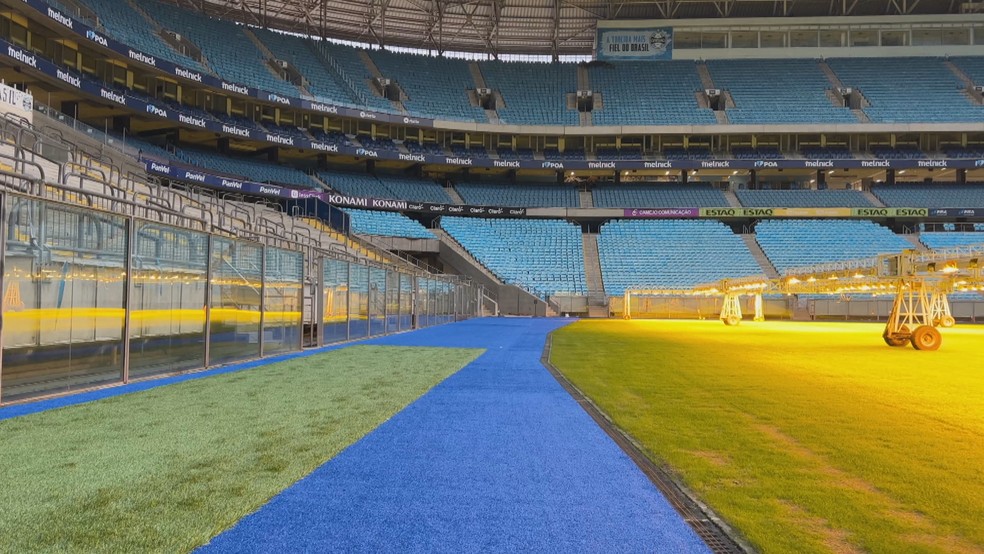 Arena do Grêmio terá gramado sintético azul em volta do campo de jogo — Foto: João Victor Teixeira