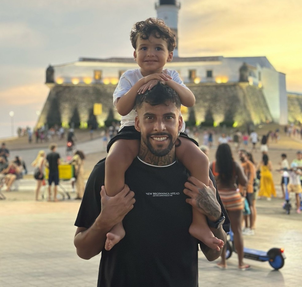 Gabriel Araújo em visita a Salvador com o filho Samuel