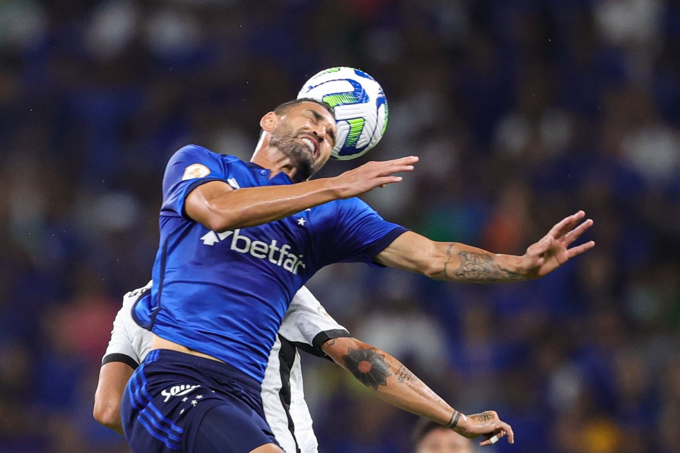Gilberto, atacante do Cruzeiro, em disputa pelo alto no jogo contra o Botafogo — Foto: Gilson Lobo/AGIF