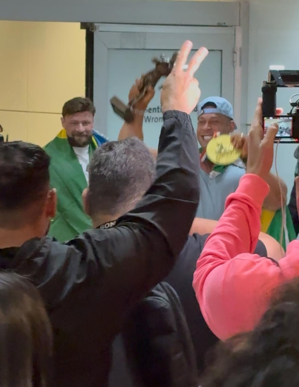 Ramon Dino desembarca no Brasil — Foto: Wesley Felix