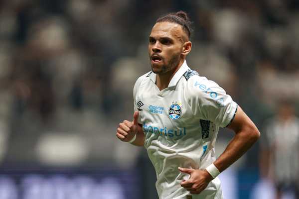 Braithwaite questiona decisão de gol anulado do Grêmio: Não foi mão