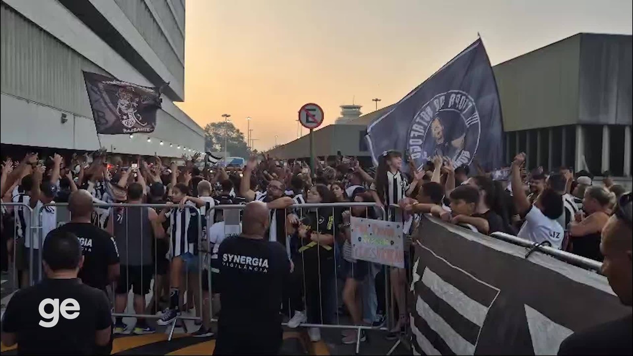 Torcedores do Botafogo fazem festacomo ganhar bonus na betembarque do time para decisão contra o São Paulo