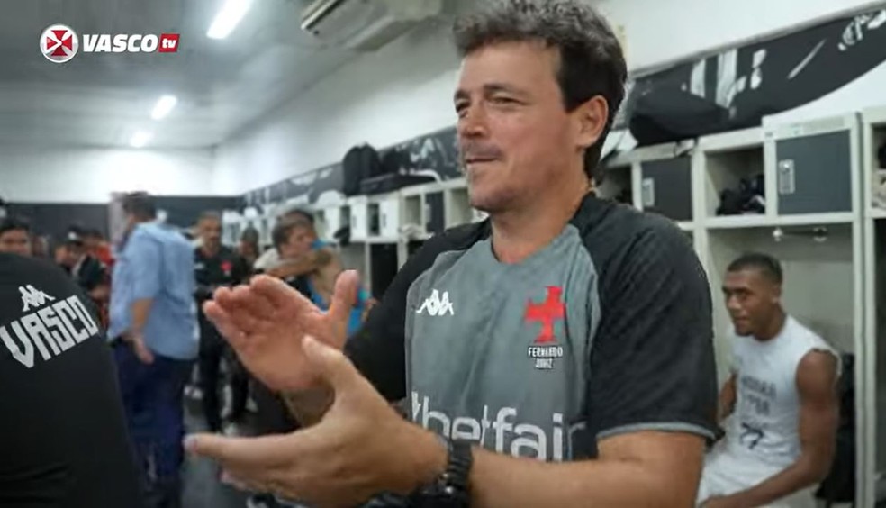Diniz comemora classificao do Vasco no vestirio do Nilton Santos  Foto: Reproduo / Vasco TV