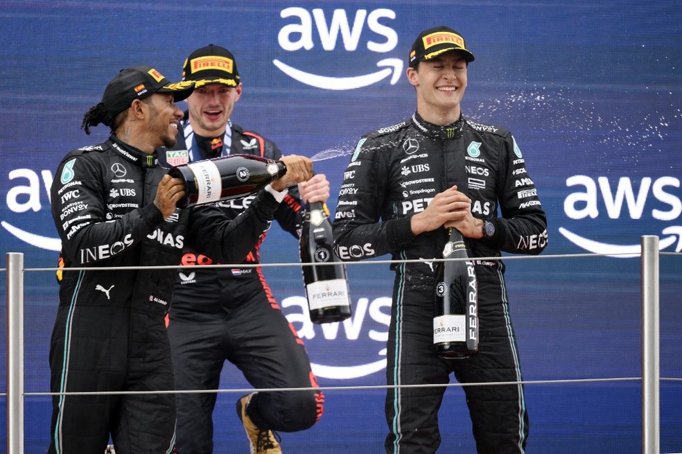 Lewis Hamilton, Max Verstappen e George Russell celebram pódio do GP da Espanha de F1 2023 — Foto: Josep LAGO / AFP