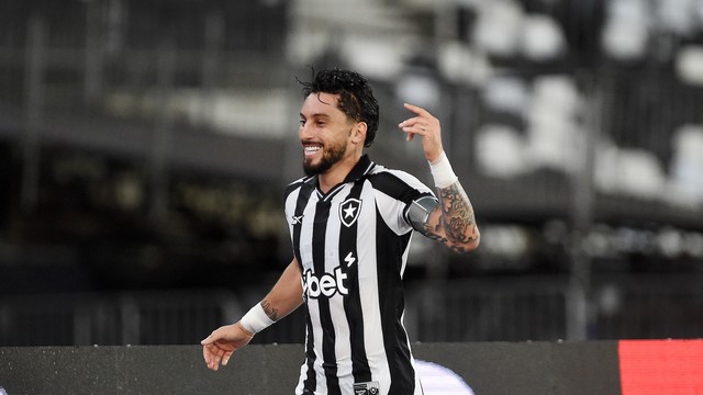 Alex Telles comemora gol do Botafogo sobre a Chapecoense