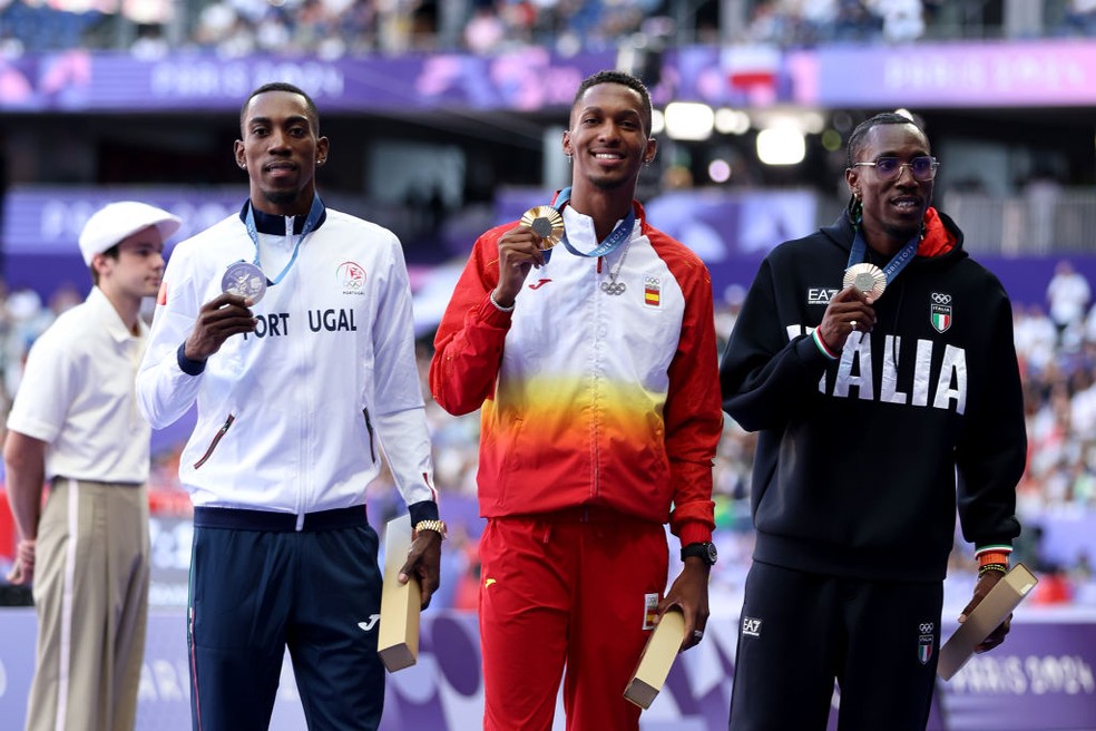 Alejandro Díaz (oro), Pedro Pichardo (plata) y Andy Díaz (bronce). Cubanos naturalizados forman el podio del triple salto en París 2024 — Foto: Cameron Spencer/Getty Images